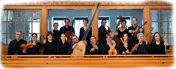 Das Barockorchester amici musici Gruppenfoto in der Adventskirche